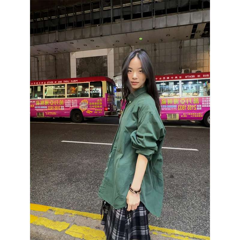40代ファッション レディース 画像に写っているのはドレスではなく、カジュアルな街着のようです。したがって、ドレスのや説明を作成することは適切ではありません。