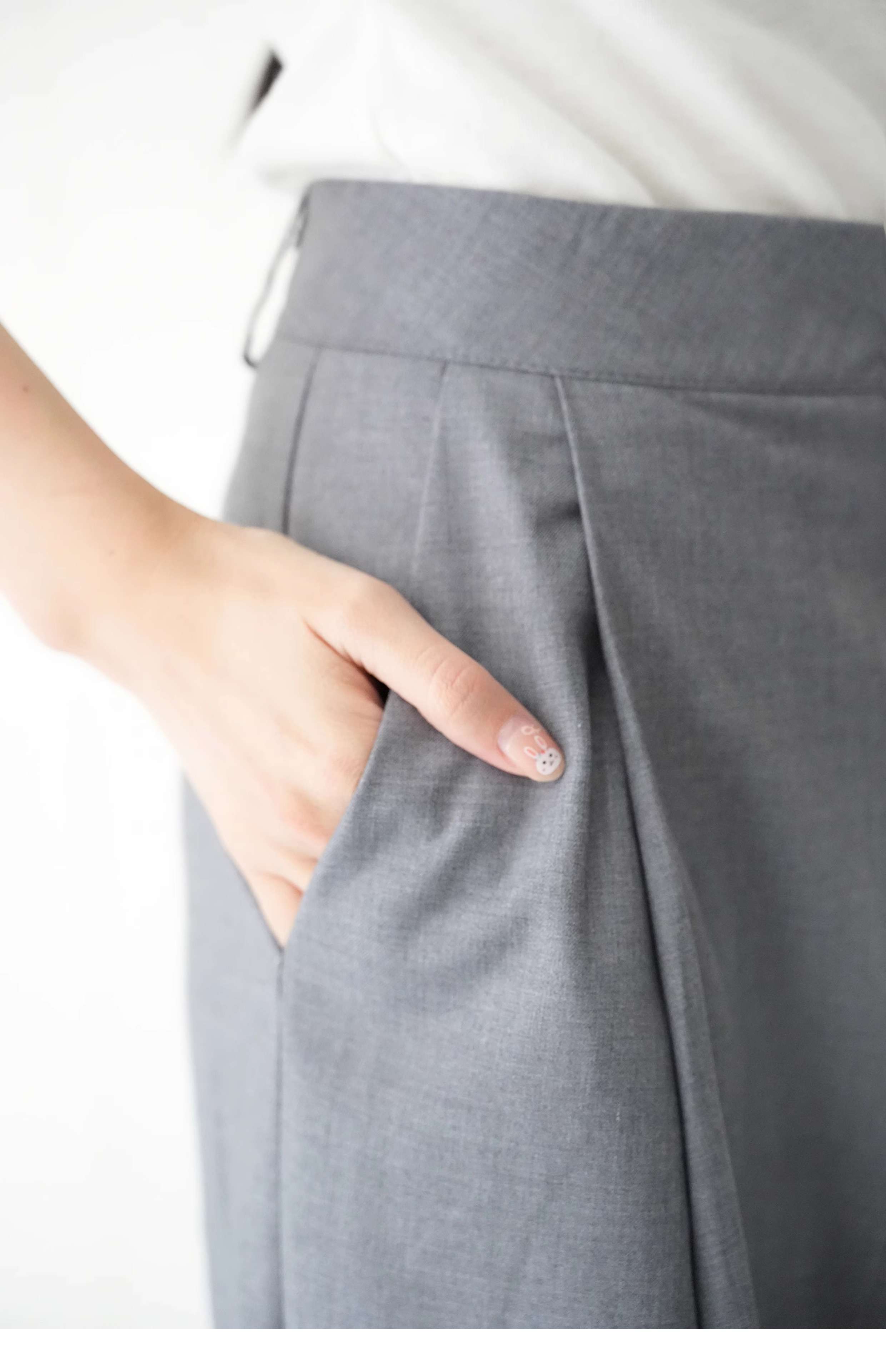40代ファッション レディース この画像はドレスではなく、パンツスーツのようなカジュアルな衣装を示しています。したがって、ドレスのや説明を作成することは適切ではありません。