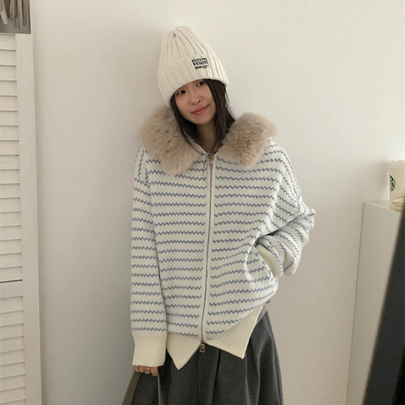 40代ファッション 大人可愛いファー襟付きジグザグ柄ニットカーディガン