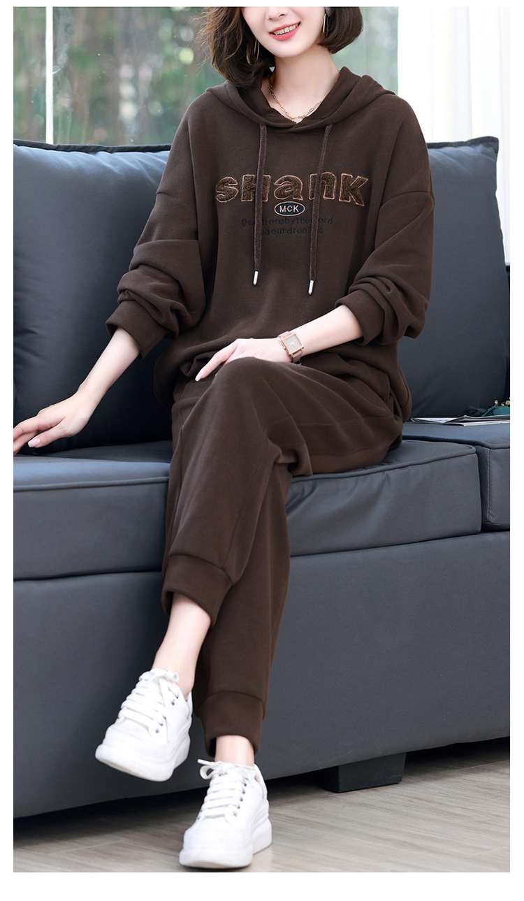 40代ファッション レディース 画像には、ドレスではなくカジュアルなセットアップのアイテムが写っています。そのため、ご要望のドレスに関すると説明を作成することは適切ではありません。