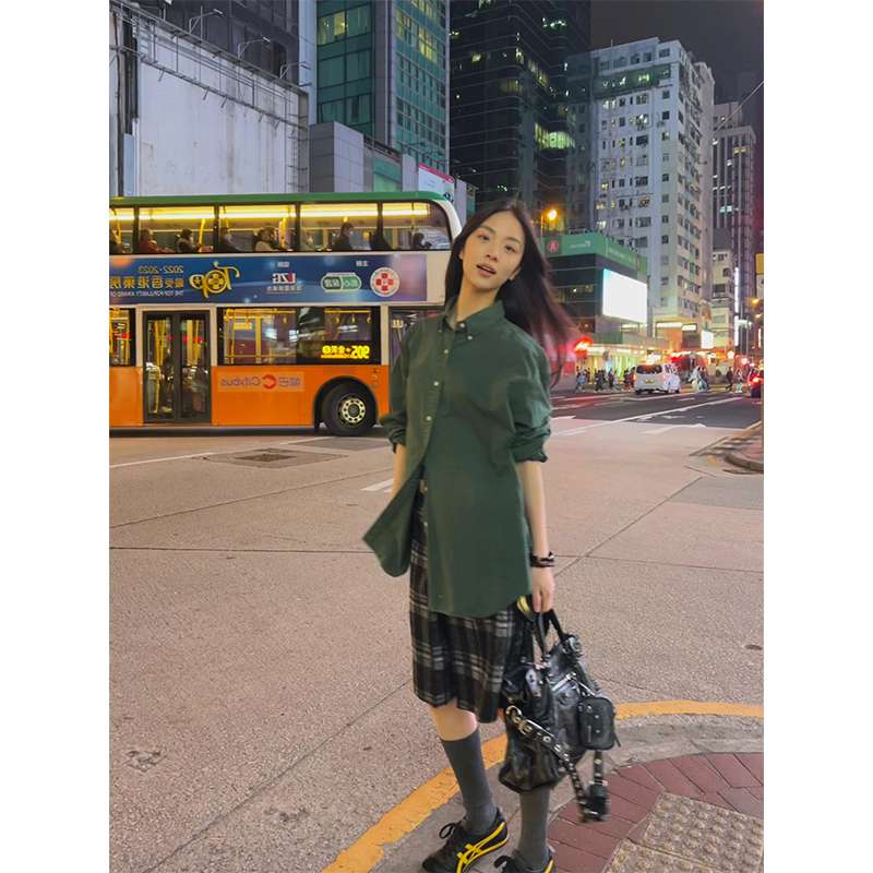 40代ファッション レディース 画像に写っているのはドレスではなく、カジュアルな街着のようです。したがって、ドレスのや説明を作成することは適切ではありません。