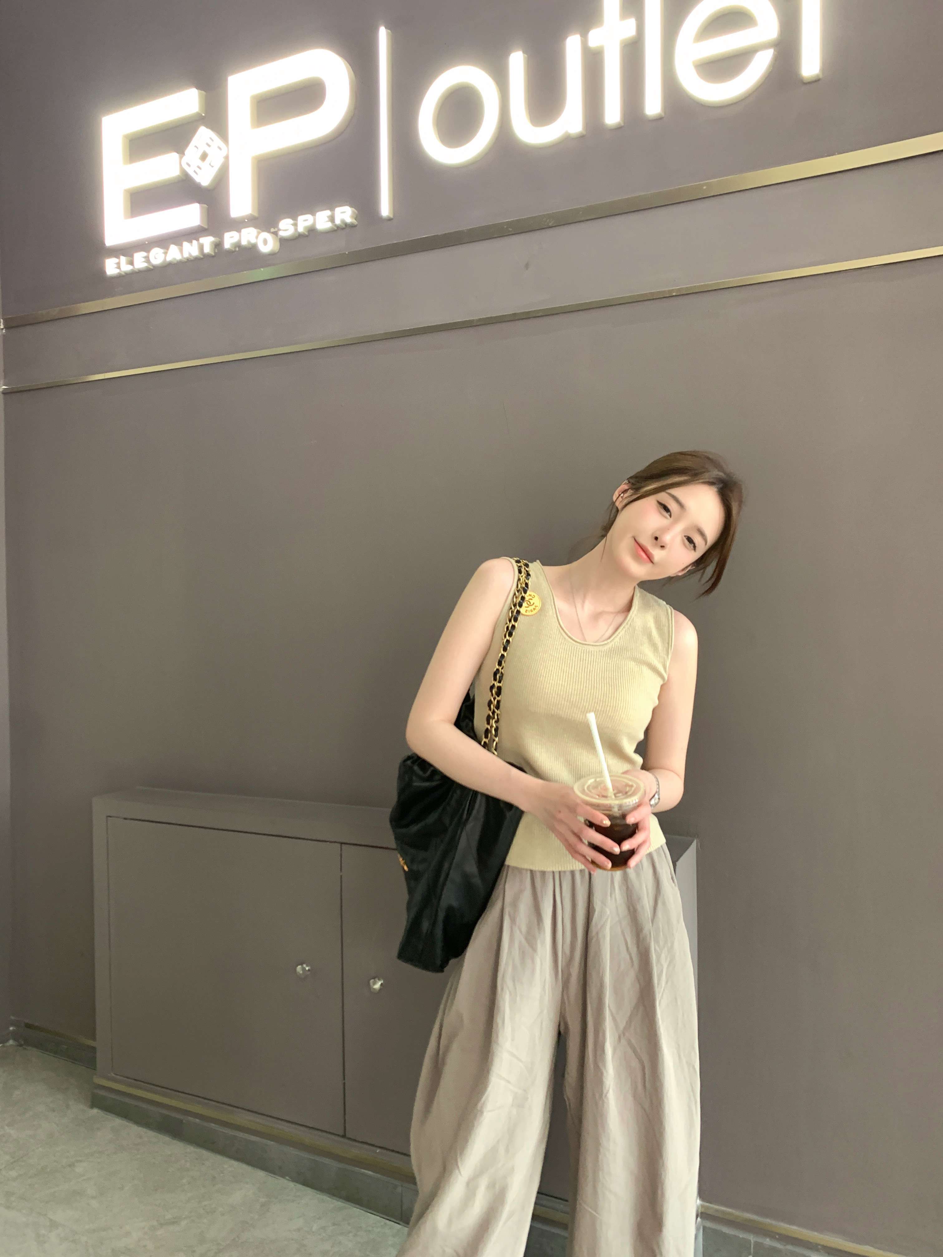 40代ファッション レディース この画像にはドレスが写っていないため、ご要望の通りのドレスに関するや説明を作成することはできません。