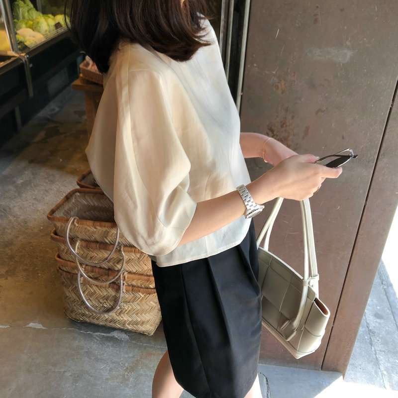 40代ファッション レディース 申し訳ありませんが、これらの画像にはドレスが写っていません。写真に写っているのは、カジュアルな日常着姿の女性です。トップスとボトムスの組み合わせで、ドレスとは異なるスタイルです。
