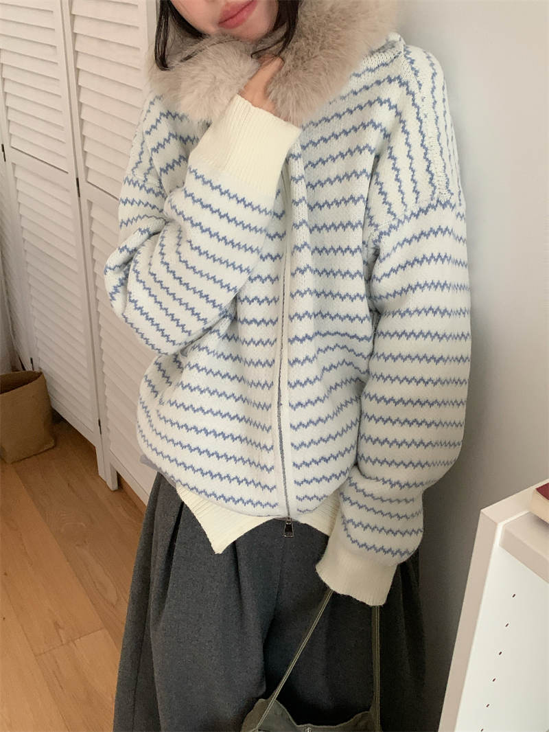 40代ファッション 大人可愛いファー襟付きジグザグ柄ニットカーディガン