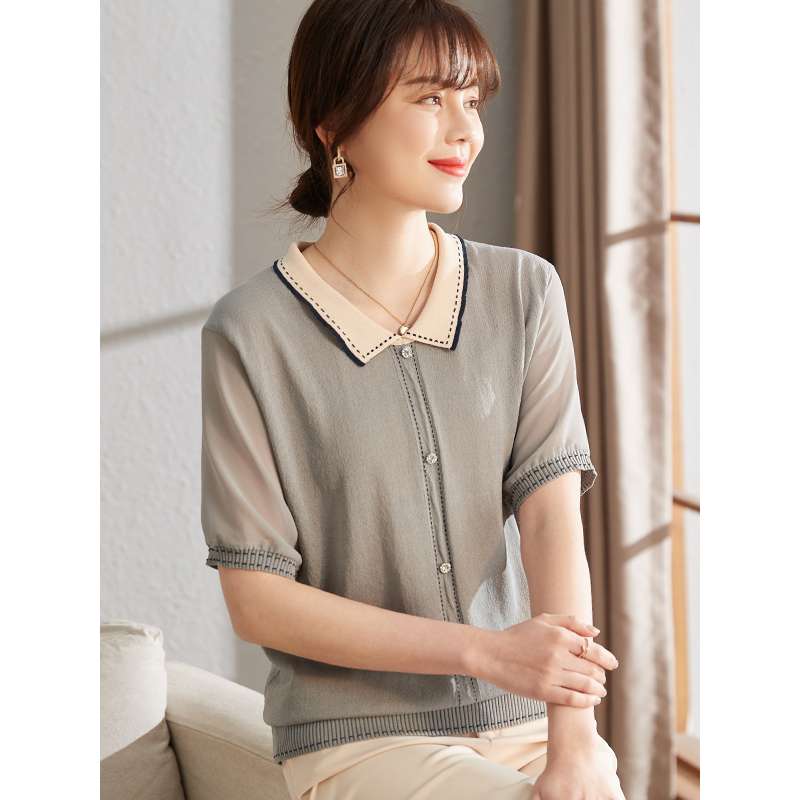 40代ファッション レディース この画像にはドレスは写っていません。代わりに、上品な半袖ニットトップスを着た女性が写っています。ドレスではないため、ご要望のと説明のフォーマットでの回答は控えさせていただきます。