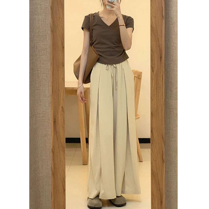 40代ファッション レディース この画像には実際にドレスは写っていません。代わりに、カジュアルな日常着のコーディネートが写っています。適切なと説明を以下に提案します：