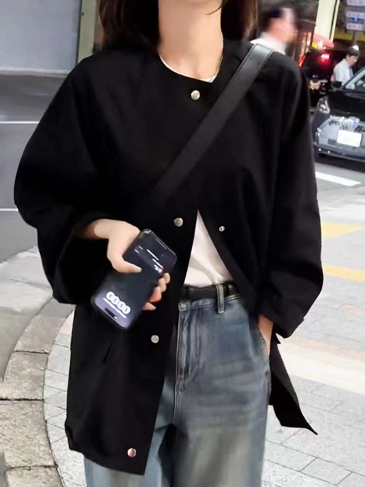 40代ファッション レディース 申し訳ありませんが、この画像にはドレスが写っていないため、ドレスに関するや説明を作成することはできません。