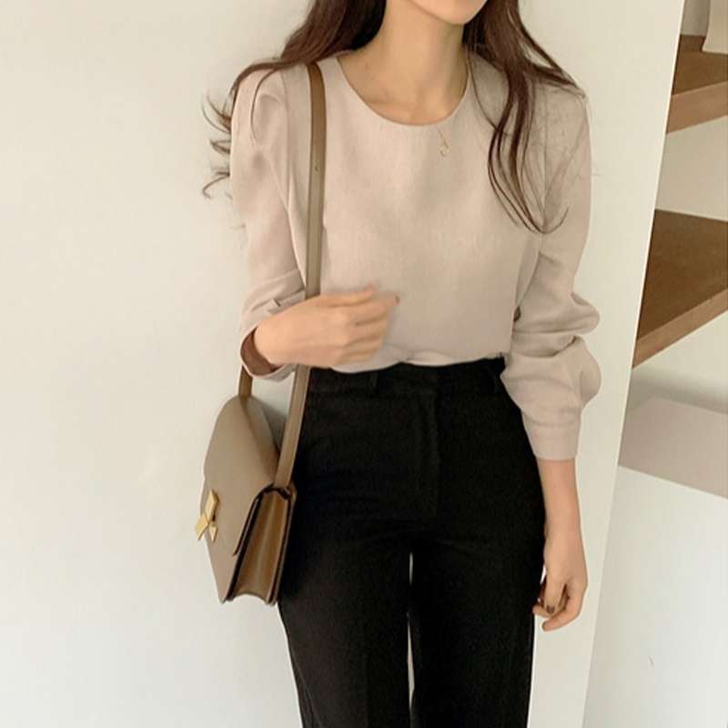 40代ファッション レディース この画像にはドレスが写っていないため、ドレスに関するや説明を作成することは適切ではありません。
