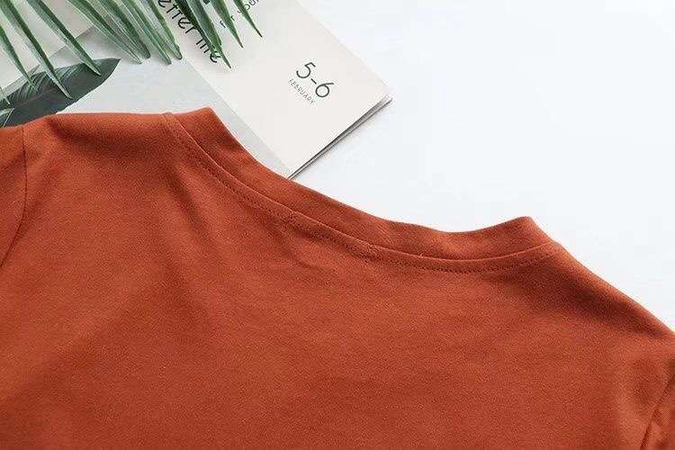 40代ファッション レディース 申し訳ありませんが、この画像はドレスではなくTシャツを示しています。ドレスのや説明を作成することはできません。代わりに、画像に写っているTシャツについて説明させていただきます：
