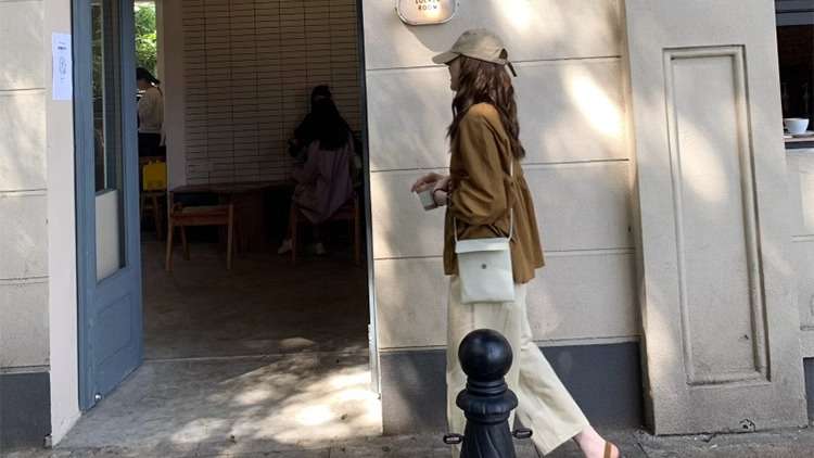 40代ファッション レディース この画像にはドレスが写っていないため、ドレスのや説明を作成することはできません。