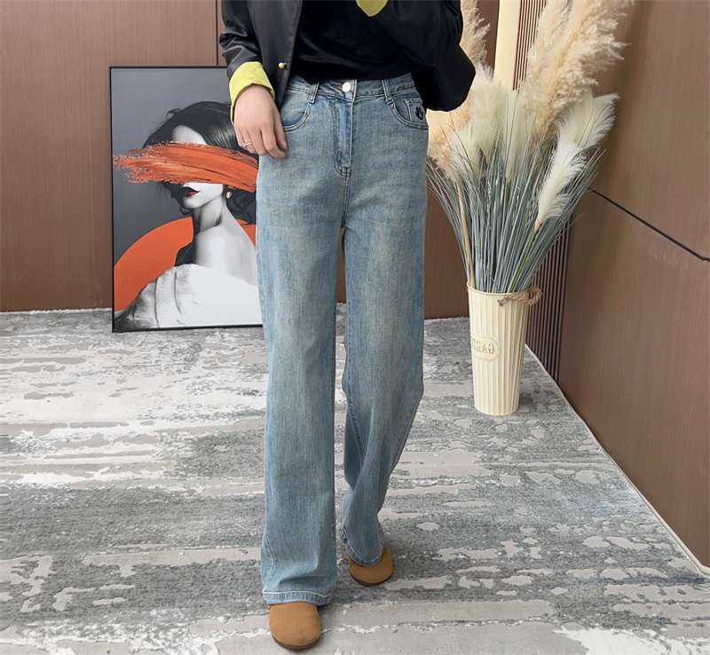 40代レディースファッション 大人の美脚ストレートデニムパンツ