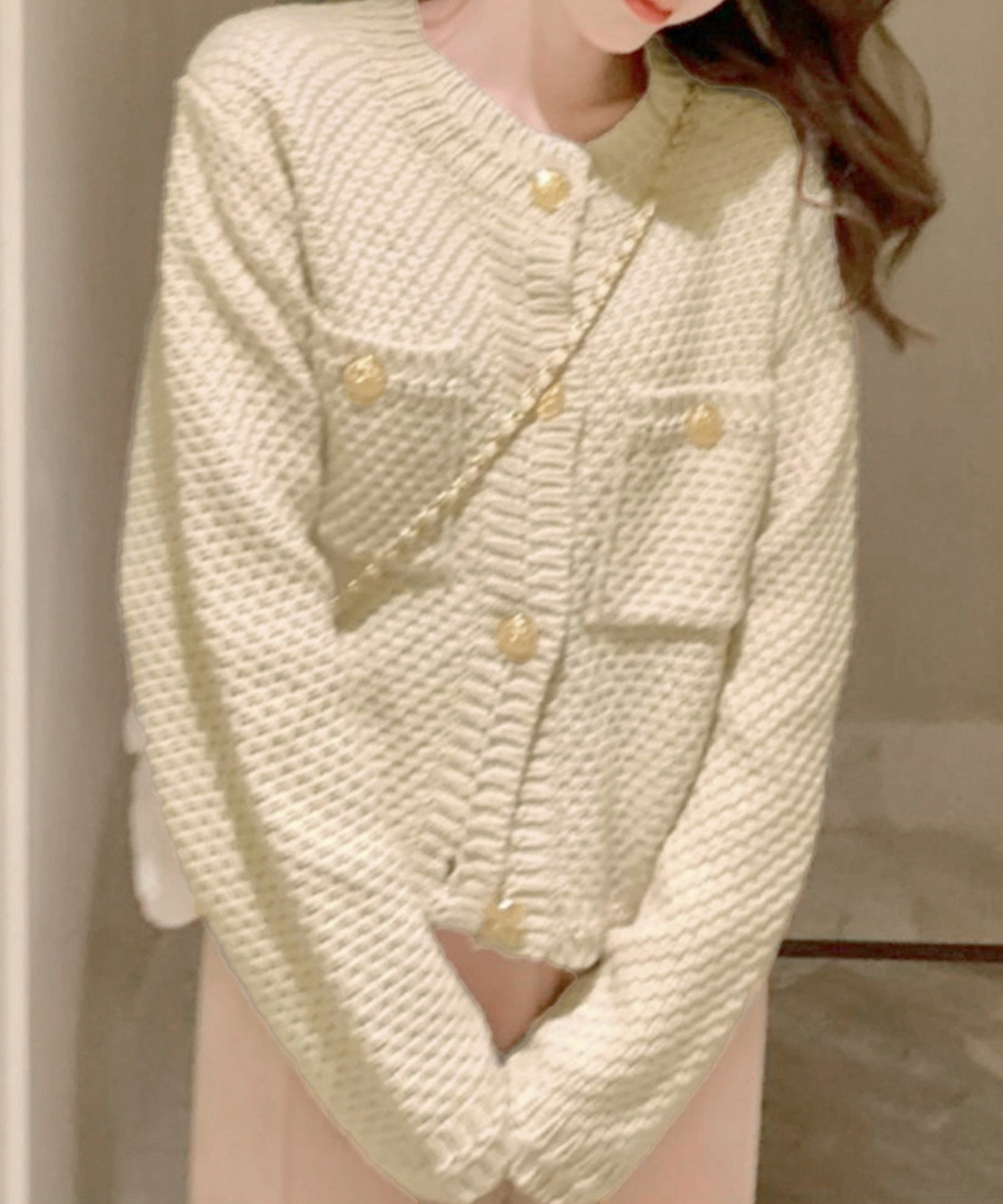 40代ファッション 金ボタン立体編みニットカーディガン