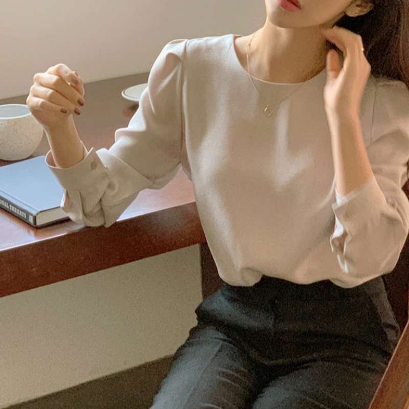 40代ファッション レディース この画像にはドレスが写っていないため、ドレスに関するや説明を作成することは適切ではありません。