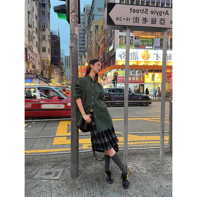 40代ファッション レディース 画像に写っているのはドレスではなく、カジュアルな街着のようです。したがって、ドレスのや説明を作成することは適切ではありません。