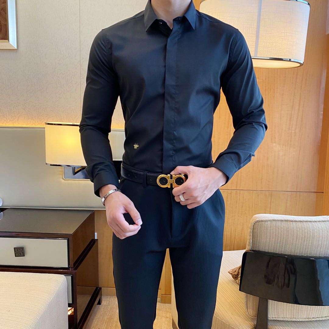 40代ファッション レディース これらの画像はドレスではなく、フォーマルな紳士服のシャツとパンツのセットを示しています。したがって、ご要望のドレスに関すると説明を作成することは適切ではありません。
