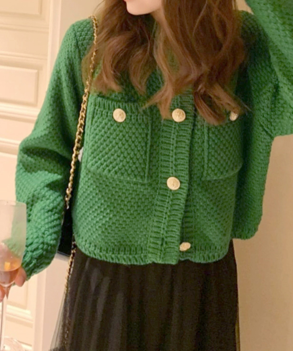 40代ファッション 金ボタン立体編みニットカーディガン