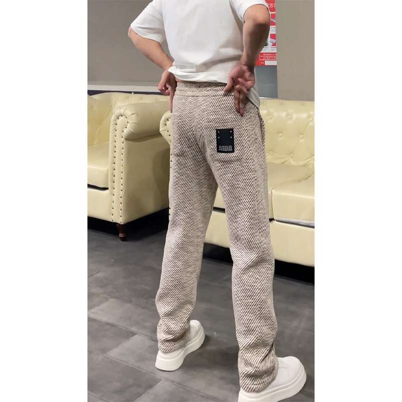 40代ファッション レディース 申し訳ありませんが、この画像にはドレスが写っていません。画像は若い男性のカジュアルな服装を示しており、ドレスは含まれていません。