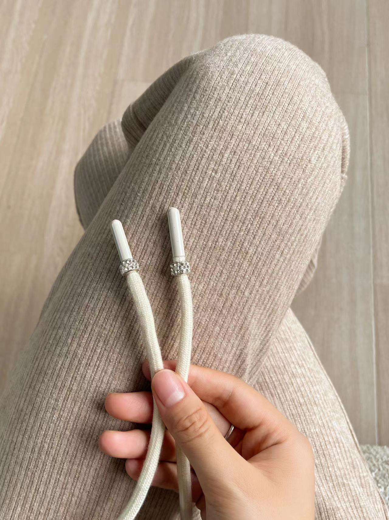 40代ファッション レディース この画像にはドレスは写っていません。代わりに、カジュアルなリラックスウェアのパンツが中心に写っています。そのため、ドレスのや説明を作成することは適切ではありません。