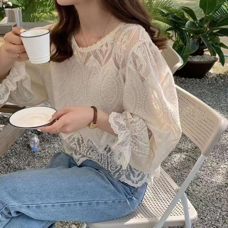 40代ファッション レディース この画像には、ドレスではなくレースブラウスが写っているようです。ドレスに関するや説明を作成することは適切ではありませんが、代わりにブラウスについて以下のように記述できます：