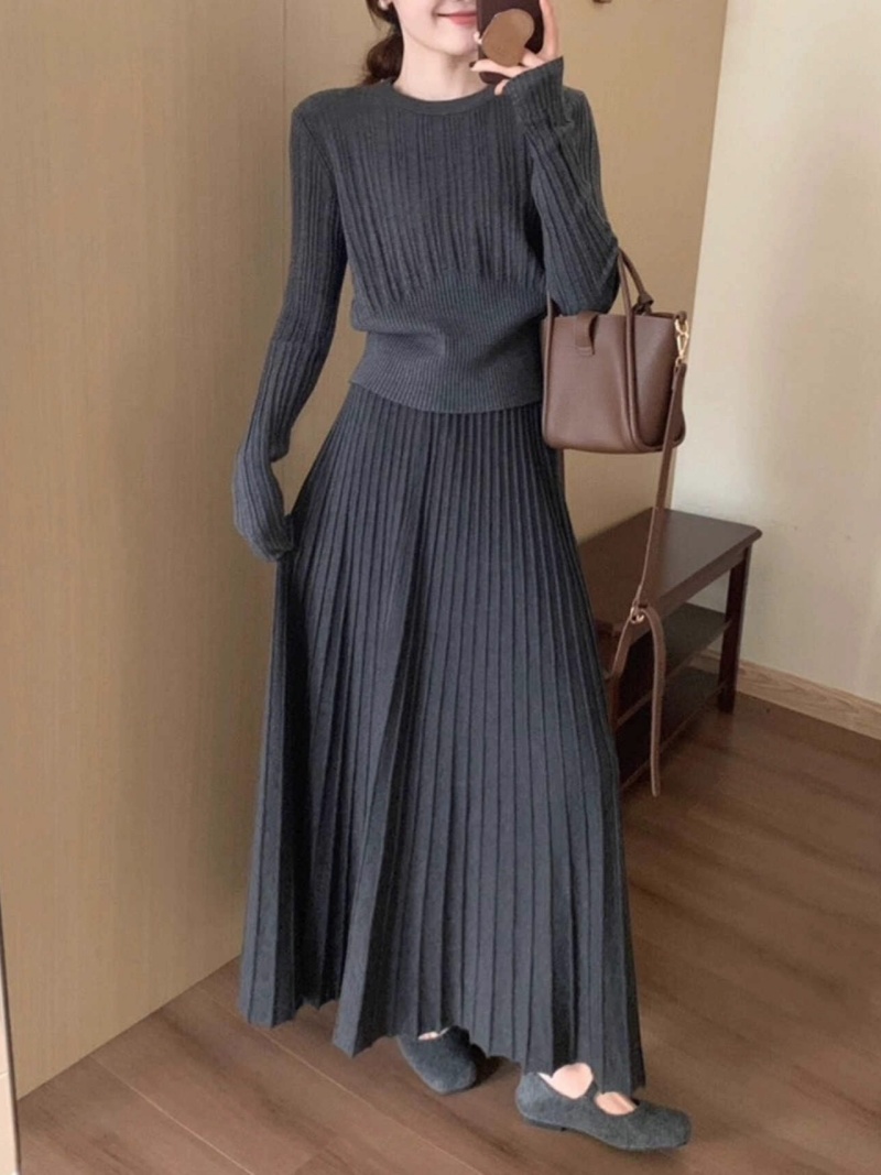 40代ファッション 上品リブニットとプリーツロングスカートセット