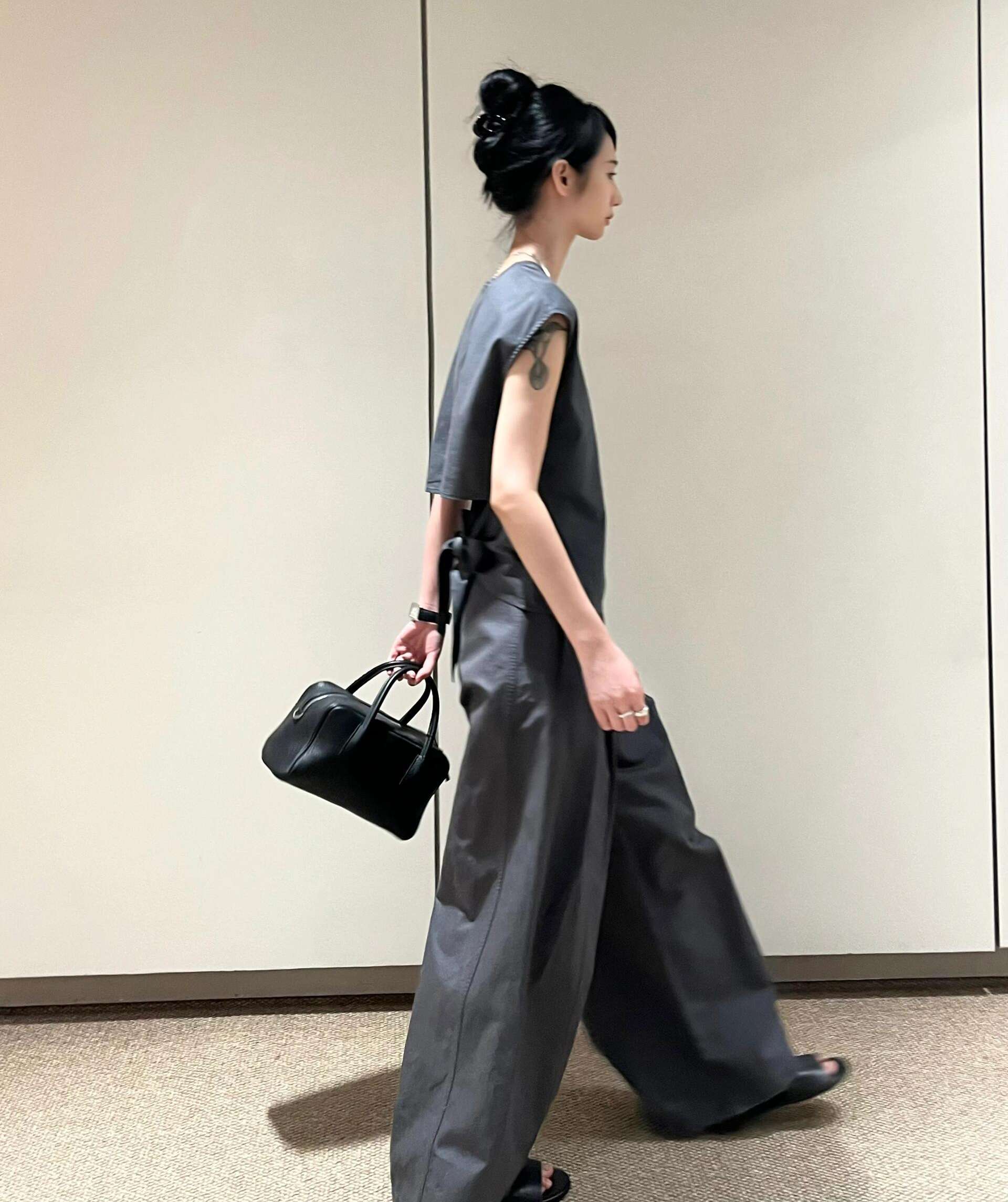 40代ファッション レディース この画像はドレスではなく、カジュアルなパンツスタイルの衣装です。ドレスに該当する商品が写っていないため、ご要望の通りドレスのや説明を作成することは適切ではありません。