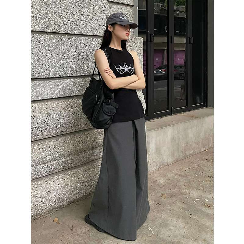 40代ファッション レディース 申し訳ありませんが、この画像にはドレスが含まれていないようです。代わりに、以下のような現代的なストリートスタイルの衣装が写っています：