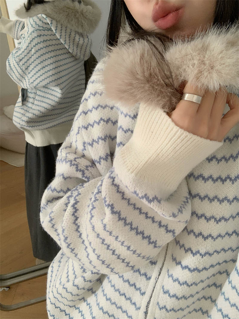 40代ファッション 大人可愛いファー襟付きジグザグ柄ニットカーディガン
