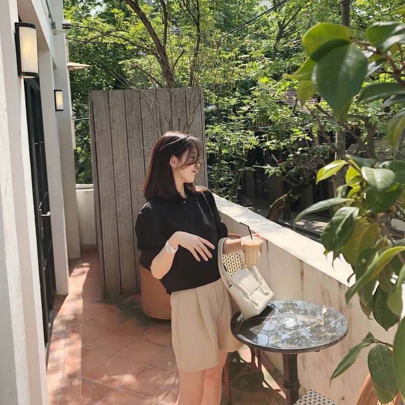 40代ファッション レディース 申し訳ありませんが、これらの画像にはドレスが写っていません。写真に写っているのは、カジュアルな日常着姿の女性です。トップスとボトムスの組み合わせで、ドレスとは異なるスタイルです。