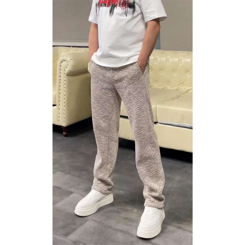 40代ファッション レディース 申し訳ありませんが、この画像にはドレスが写っていません。画像は若い男性のカジュアルな服装を示しており、ドレスは含まれていません。