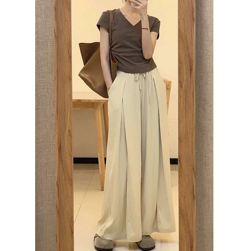 40代ファッション レディース この画像には実際にドレスは写っていません。代わりに、カジュアルな日常着のコーディネートが写っています。適切なと説明を以下に提案します：