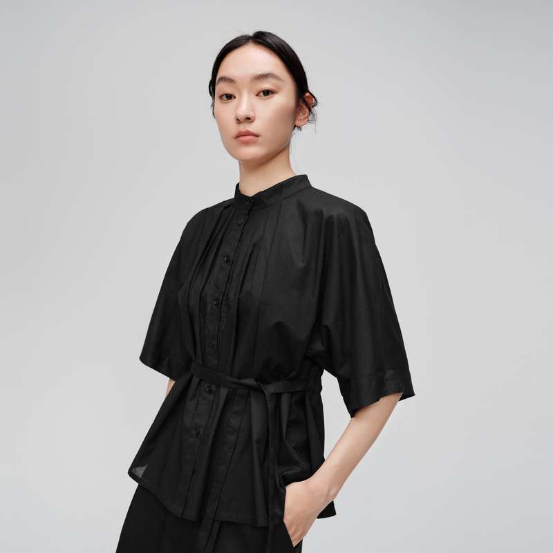 40代ファッション レディース 画像にはカットソーは見当たらず、主にシャツとパンツ、ワンピースが写っています。カットソーの商品ではないため、ご指定の形式でのと説明を作成することは適切ではありません。