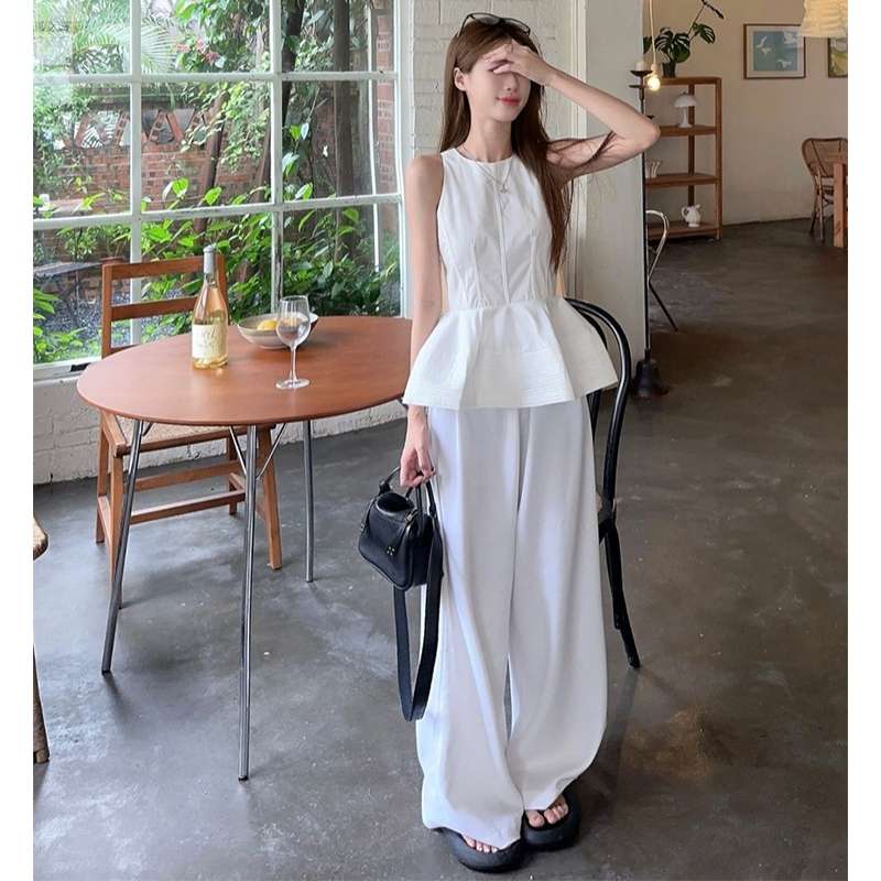 40代ファッション レディース 申し訳ありませんが、この画像はドレスではなく、ツーピースの夏用アンサンブルのようです。そのため、ドレスのや説明を作成することは適切ではありません。