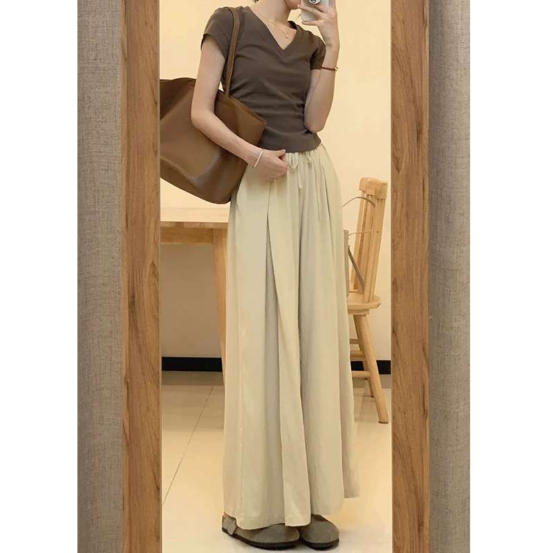 40代ファッション レディース この画像には実際にドレスは写っていません。代わりに、カジュアルな日常着のコーディネートが写っています。適切なと説明を以下に提案します：
