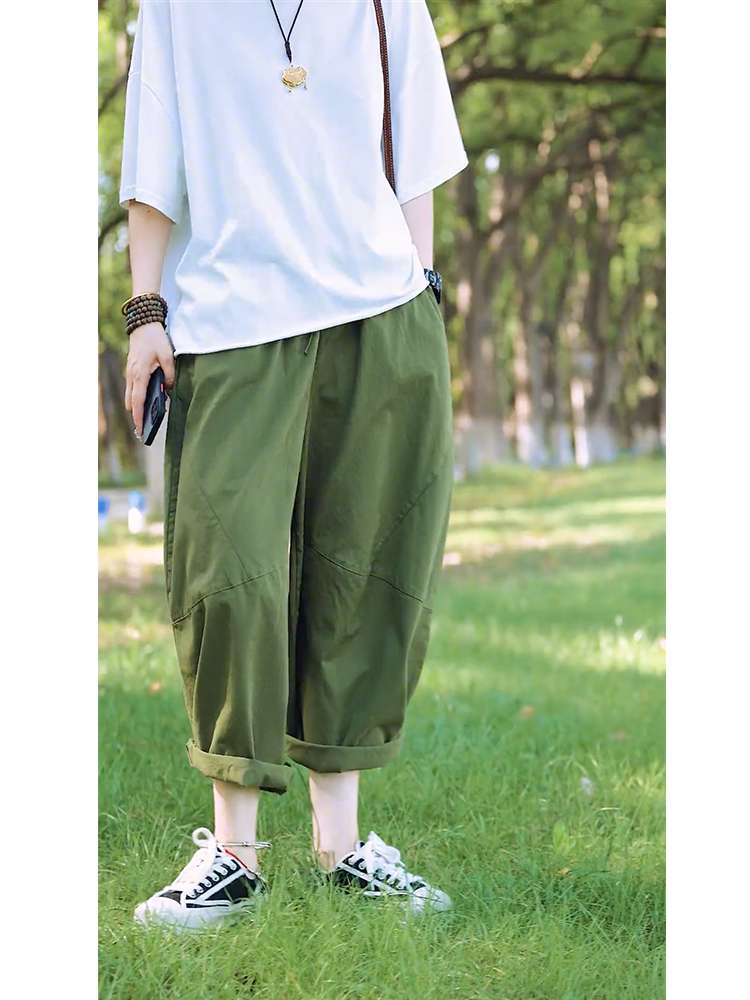 40代ファッション レディース この画像には、ドレスは写っていません。代わりに、カジュアルな日常着姿の人物が写っています。