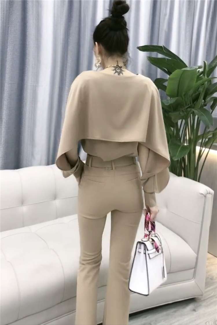 40代ファッション レディース 申し訳ありませんが、この画像にはドレスは写っていません。代わりに、エレガントなベージュ色のセットアップが着用されています。以下のようにと説明を提案させていただきます：
