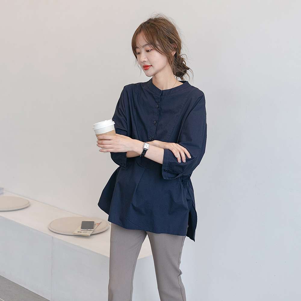 40代ファッション レディース これらの画像はドレスではなく、カジュアルなシャツやブラウスを着た女性のファッションを示しています。ドレスのや説明を作成することは適切ではありません。