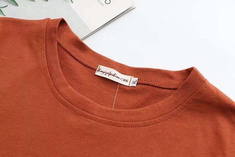 40代ファッション レディース 申し訳ありませんが、この画像はドレスではなくTシャツを示しています。ドレスのや説明を作成することはできません。代わりに、画像に写っているTシャツについて説明させていただきます：
