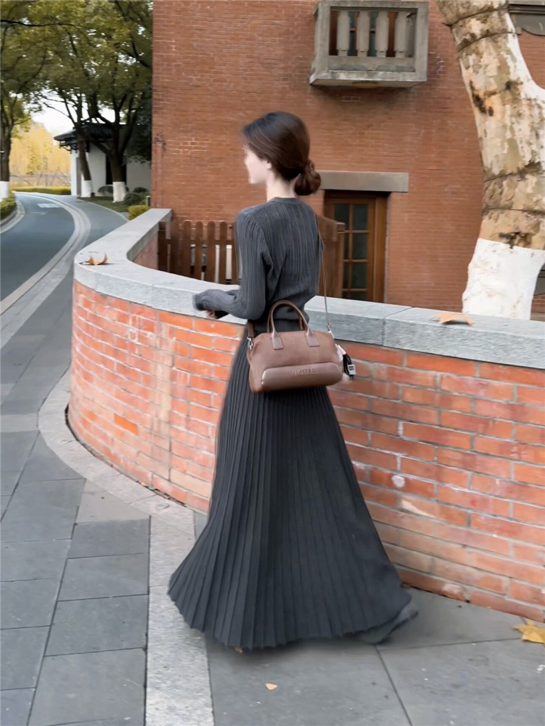 40代ファッション 上品リブニットとプリーツロングスカートセット