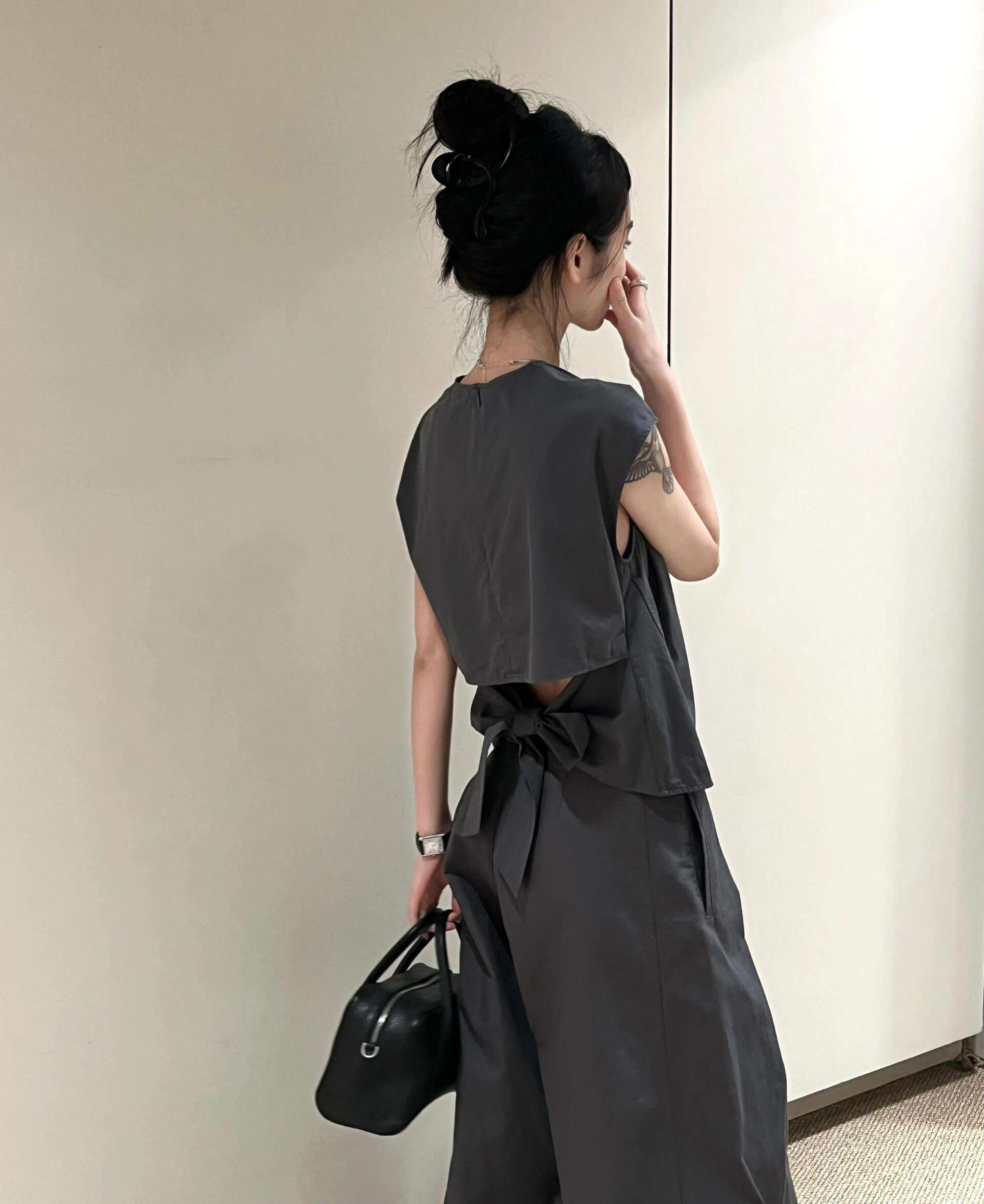 40代ファッション レディース この画像はドレスではなく、カジュアルなパンツスタイルの衣装です。ドレスに該当する商品が写っていないため、ご要望の通りドレスのや説明を作成することは適切ではありません。