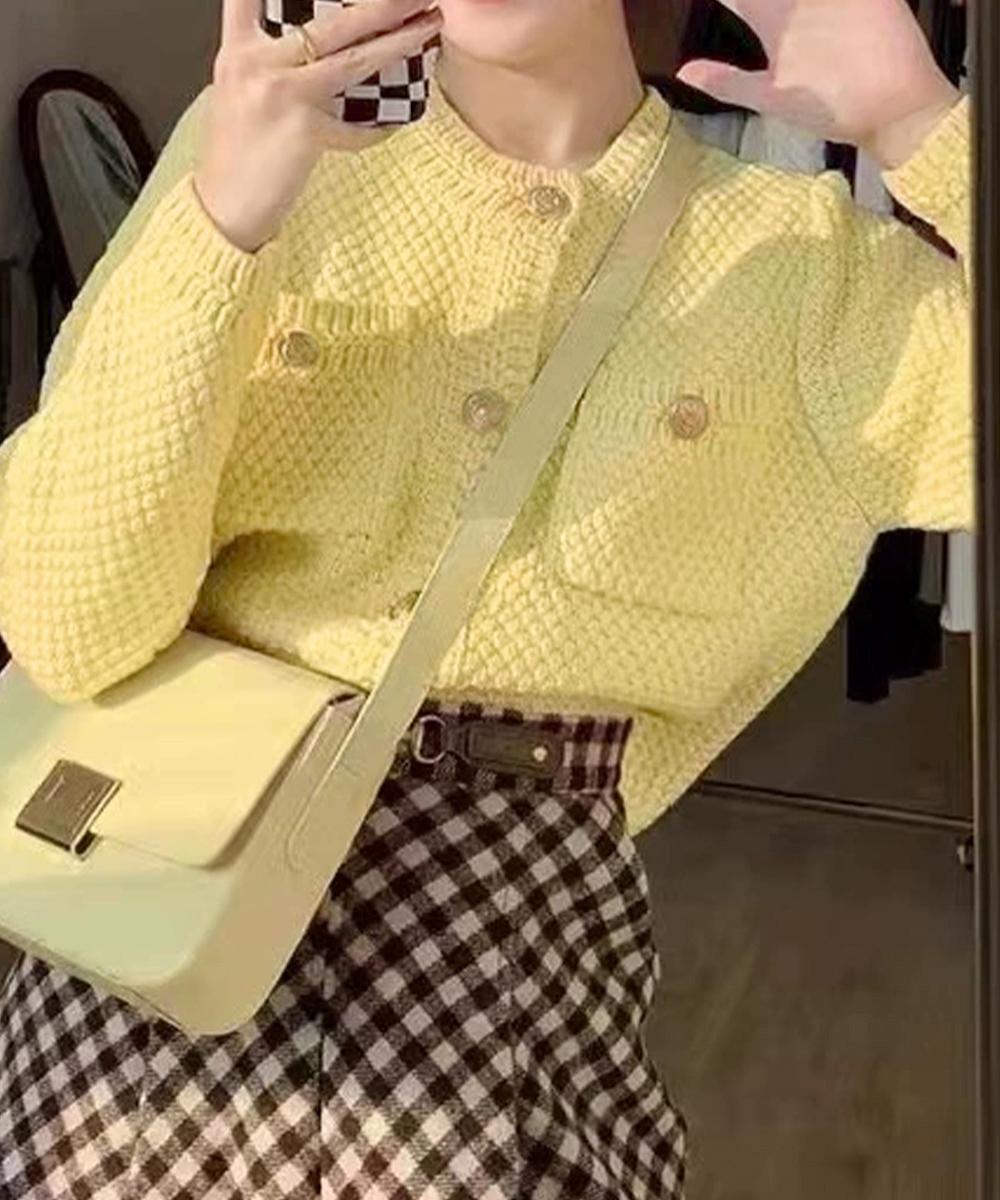 40代ファッション 金ボタン立体編みニットカーディガン