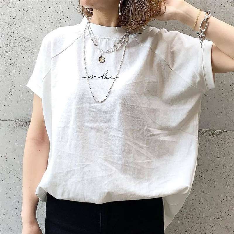 40代ファッション  シンプルデザインの刺繍ロゴTシャツ