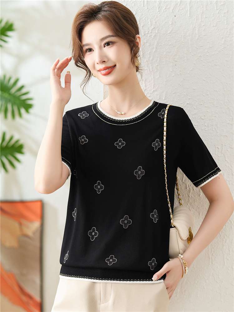 40代ファッション レディース この画像はドレスではなく、カジュアルなTシャツやトップスを紹介しているようです。そのため、ご要望のドレスに関するや説明を作成することは適切ではありません。