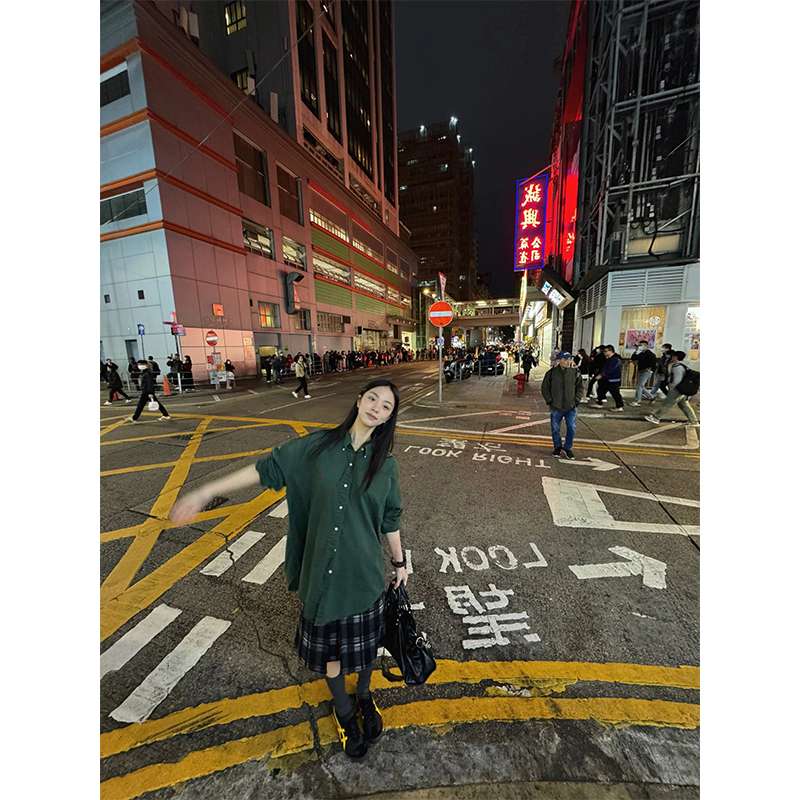 40代ファッション レディース 画像に写っているのはドレスではなく、カジュアルな街着のようです。したがって、ドレスのや説明を作成することは適切ではありません。