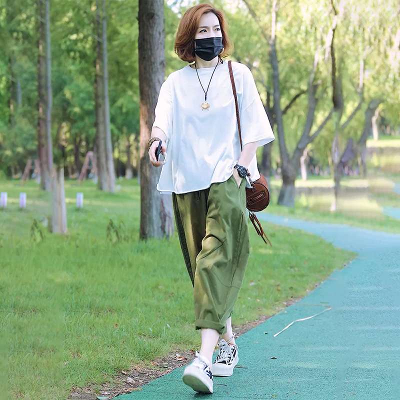 40代ファッション レディース この画像には、ドレスは写っていません。代わりに、カジュアルな日常着姿の人物が写っています。