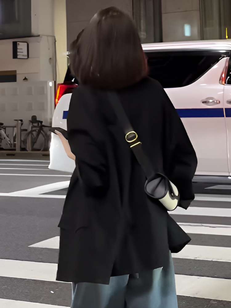 40代ファッション レディース 申し訳ありませんが、この画像にはドレスが写っていないため、ドレスに関するや説明を作成することはできません。