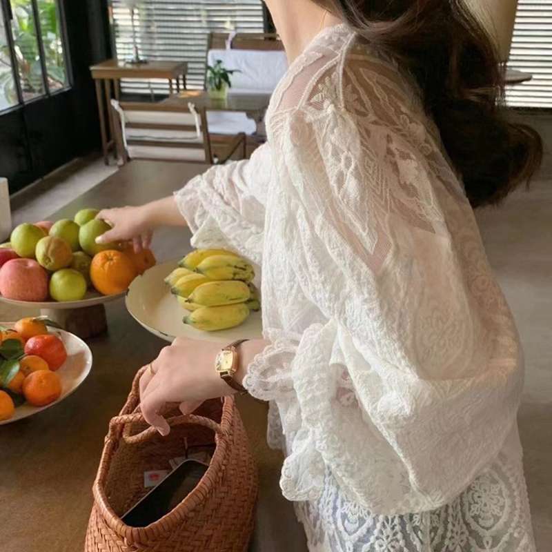 40代ファッション レディース この画像には、ドレスではなくレースブラウスが写っているようです。ドレスに関するや説明を作成することは適切ではありませんが、代わりにブラウスについて以下のように記述できます：