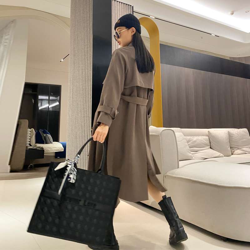 40代ファッション レディース この画像には典型的なドレスは写っていないため、ドレスのや説明を作成するのは適切ではありません。