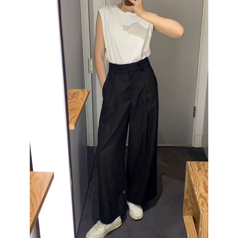 40代ファッション レディース この画像には明確なドレスは写っていないため、ドレスのや説明を作成することは適切ではありません。