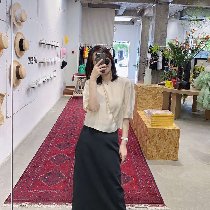 40代ファッション レディース 申し訳ありませんが、これらの画像にはドレスが写っていません。写真に写っているのは、カジュアルな日常着姿の女性です。トップスとボトムスの組み合わせで、ドレスとは異なるスタイルです。