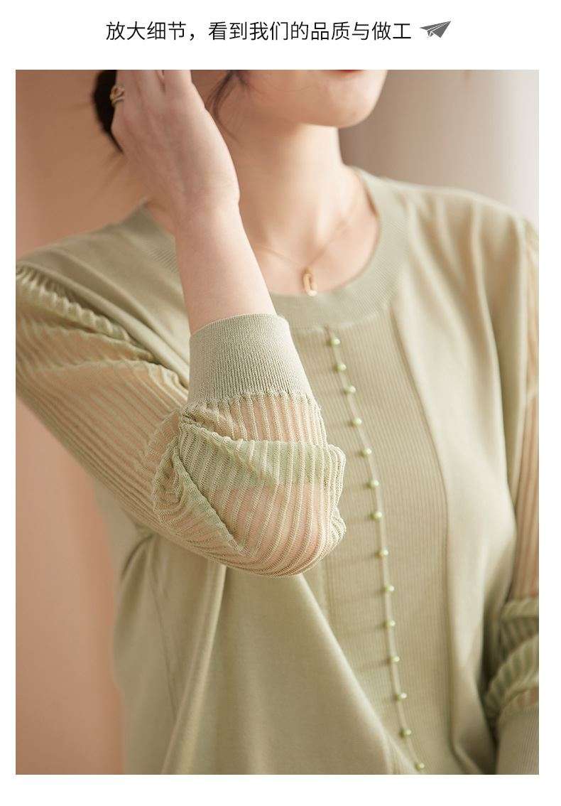 40代ファッション レディース この画像には正確にはドレスではなく、セパレートの上下が写っています。そのため、ドレスのや説明を作成するのは適切ではありません。